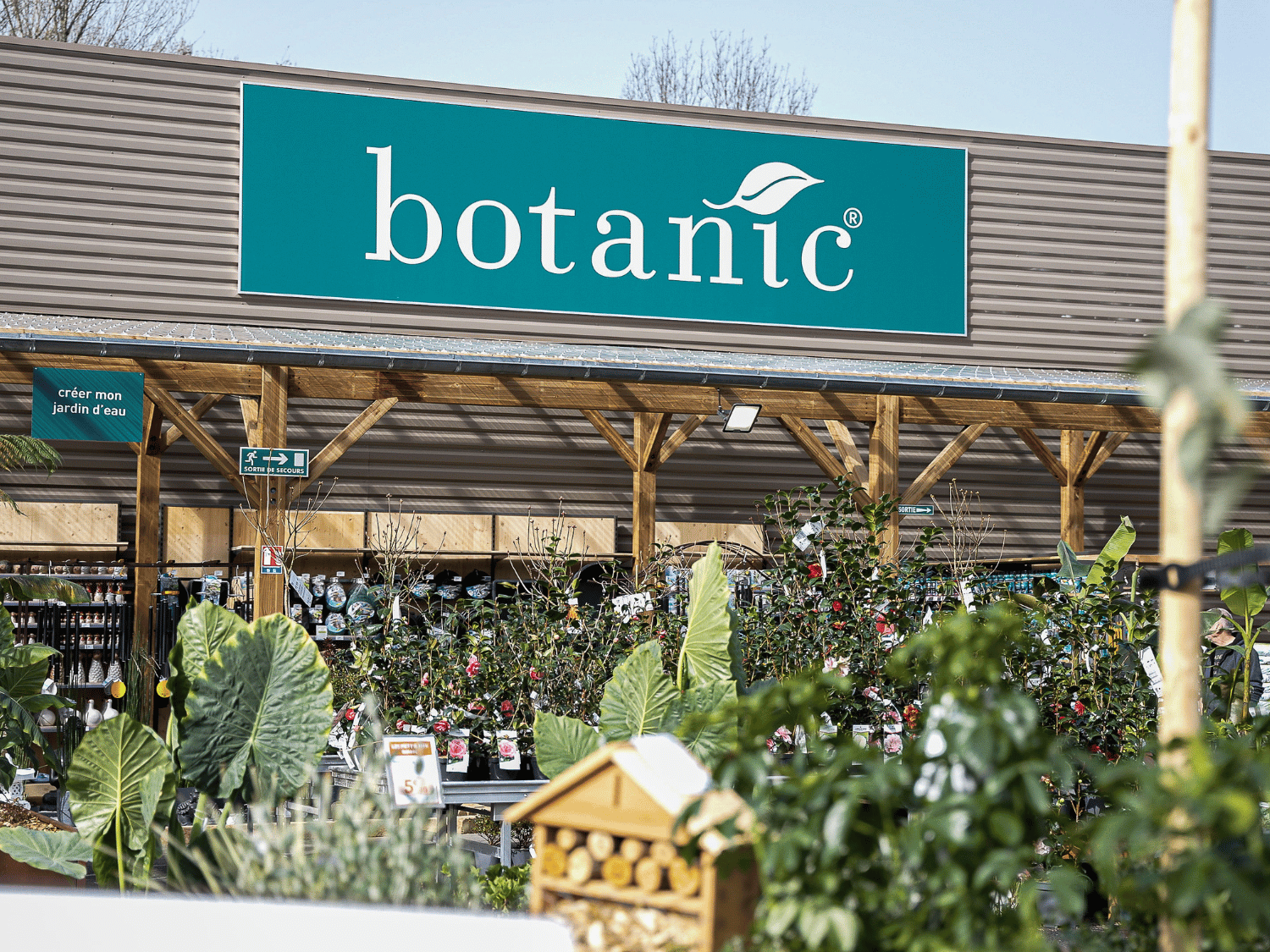 Enseigne botanic® entourée de végétal dans la pépinière du botanic® de Camblanes-et-Meynac