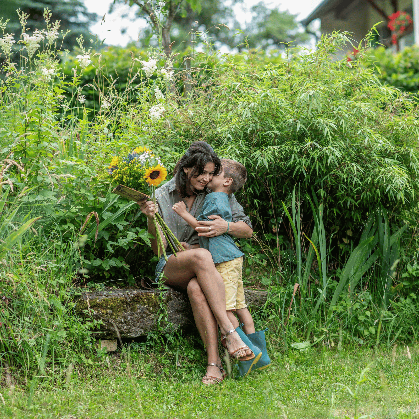 Enfant et maman fête des mères jardin