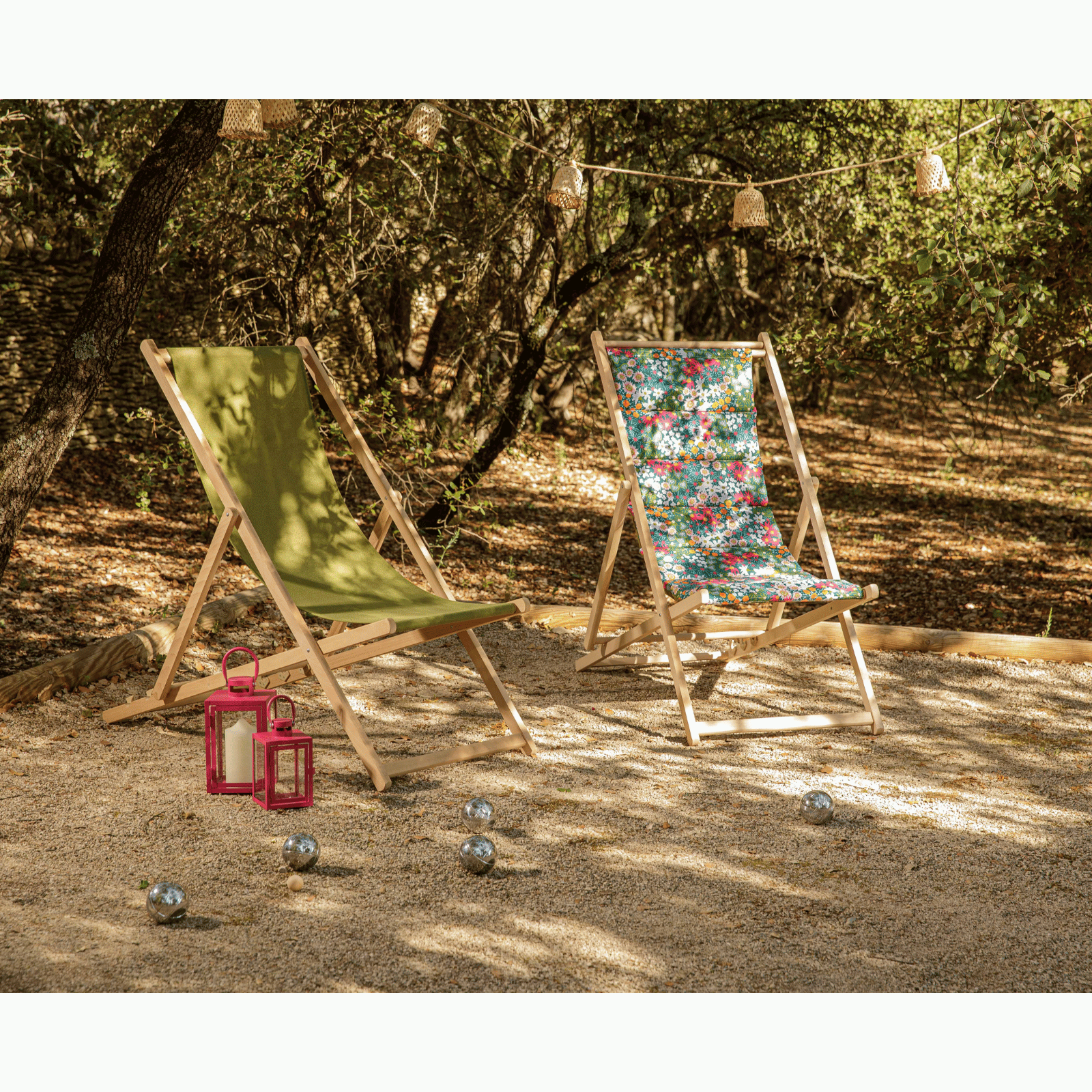 Chiliennes sur un terrain de pétanque au soleil