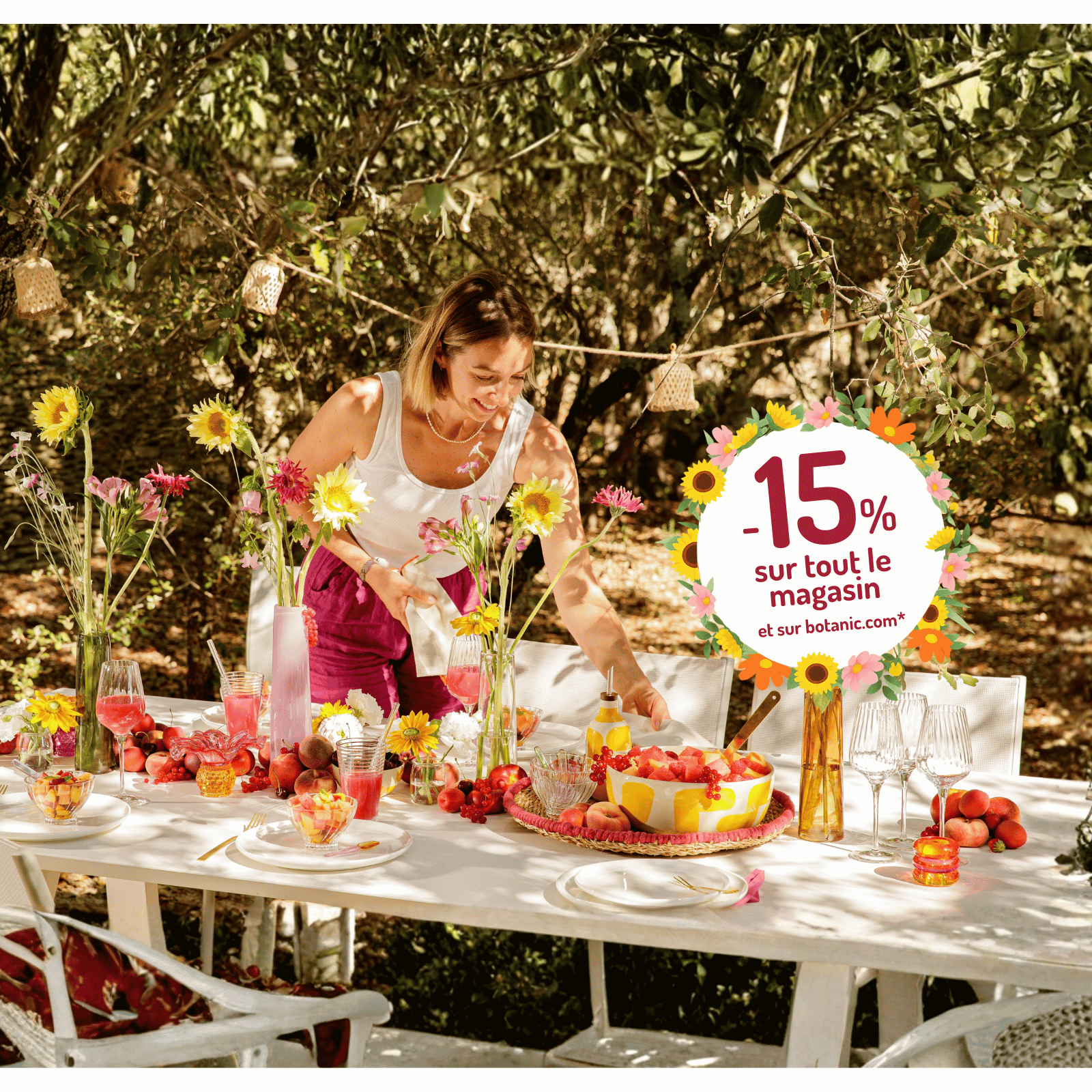Une femme qui dresse sa table d'été