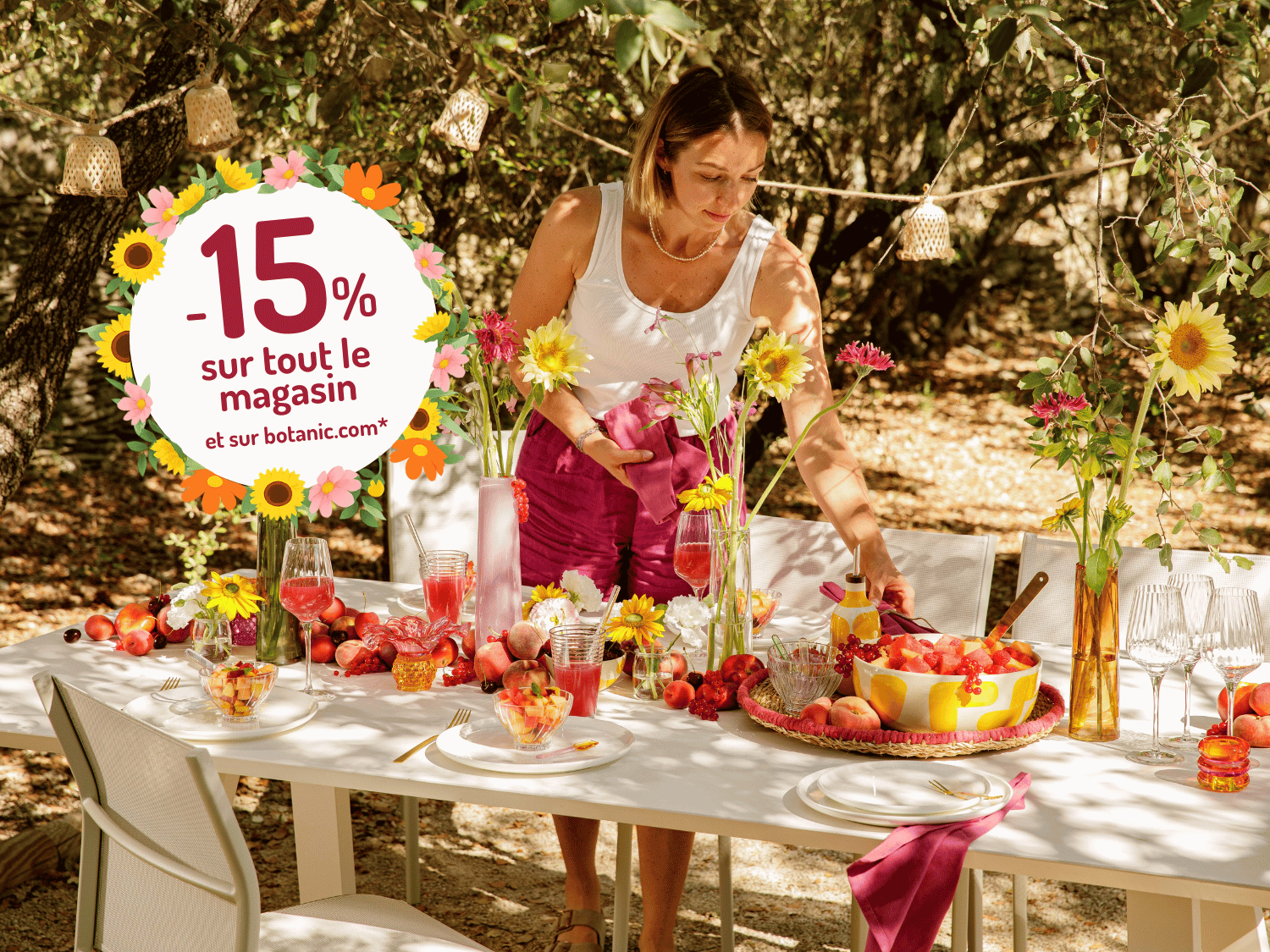Une femme qui prépare une table fleurie