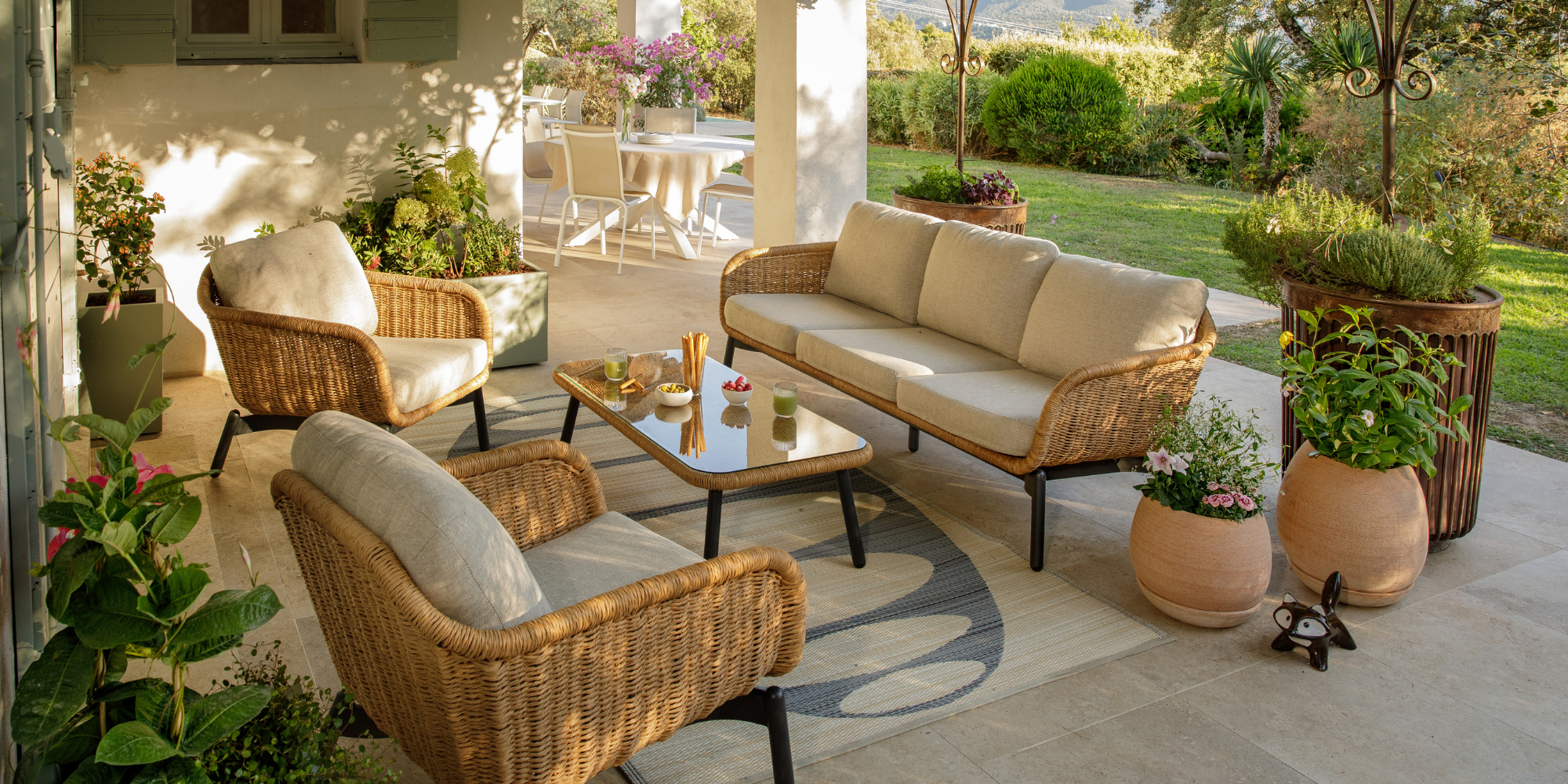Salon bas Aralia sur une terrasse avec des apéritifs