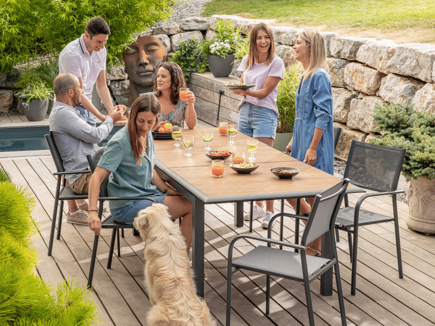 Des amis rassemblés sur la terrasse pour un repas d'été