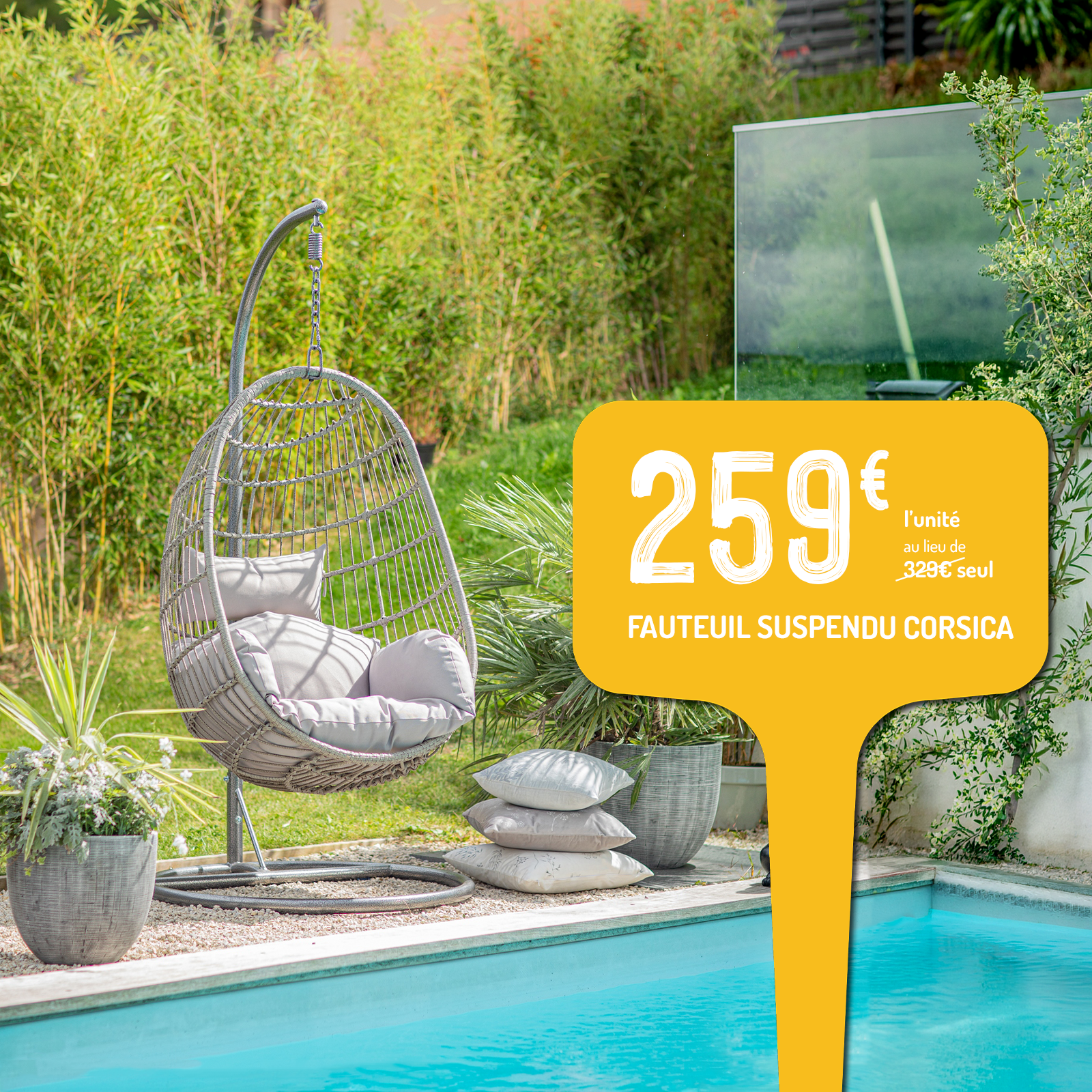 Un fauteuil suspendu en bord de piscine