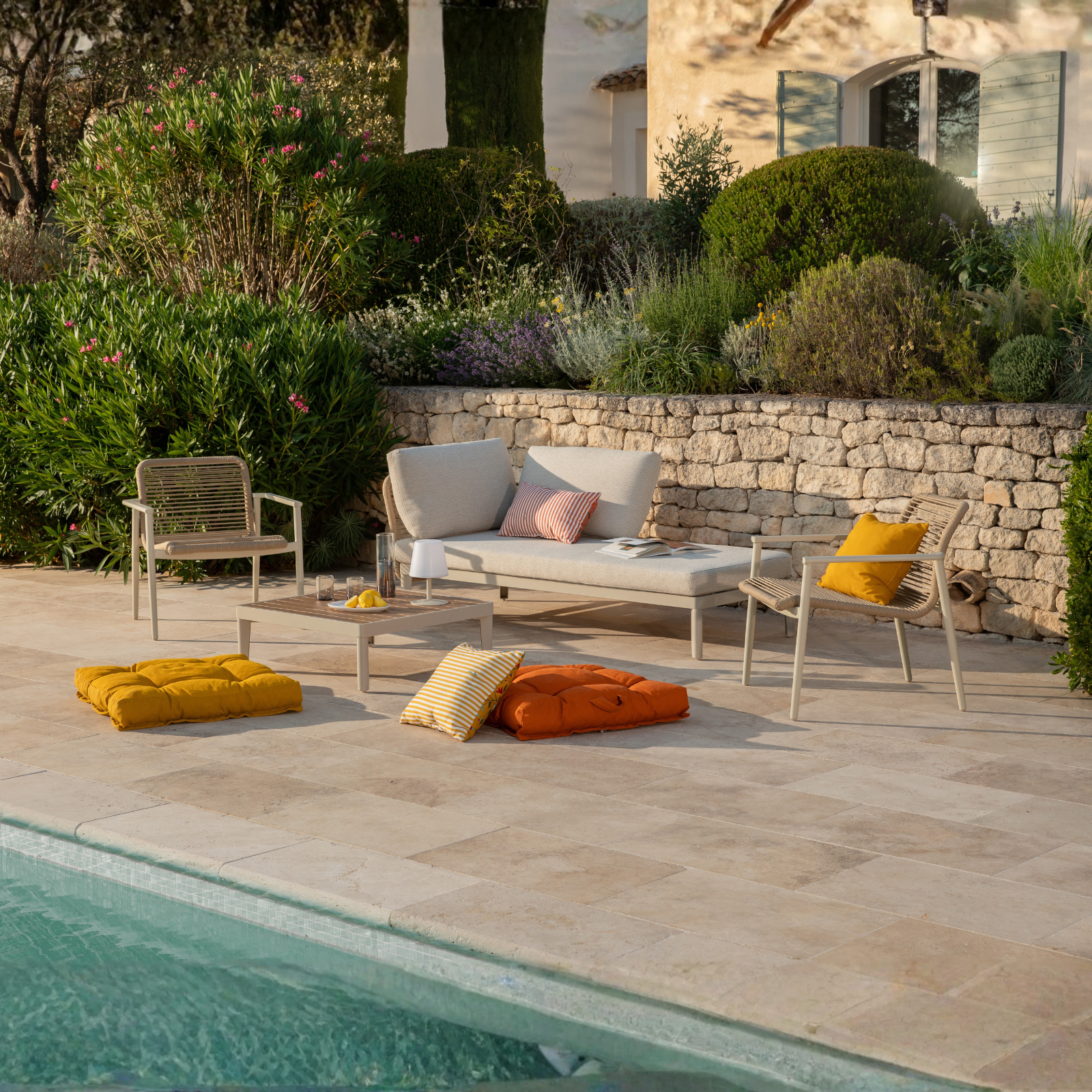 Le salon bas Sollya au bord d'une piscine sur la terrasse