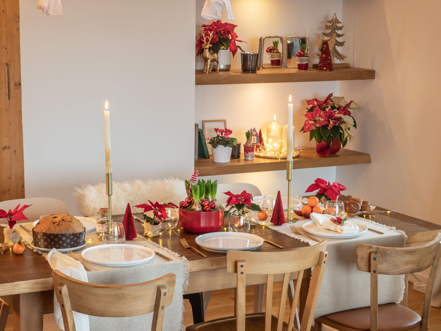 Une décoration de noël avec des poinsettia et des bougies