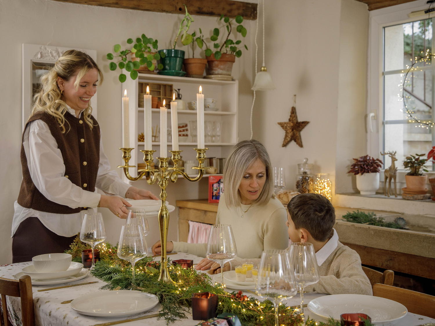 Une famille autour de la table à Noel
