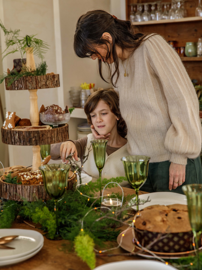 Une mère et son fils qui préparent la table de noël