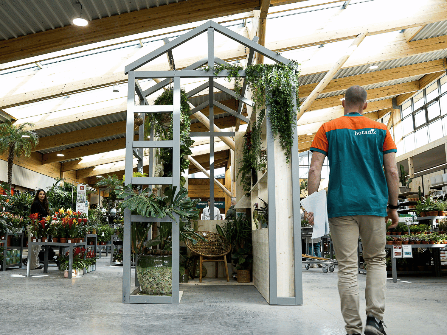 Un vendeur de dos dans un magasin botanic