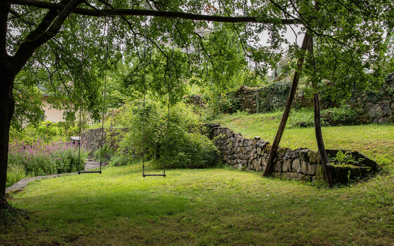 Jardin avec pelouse verdoyante et balançoire