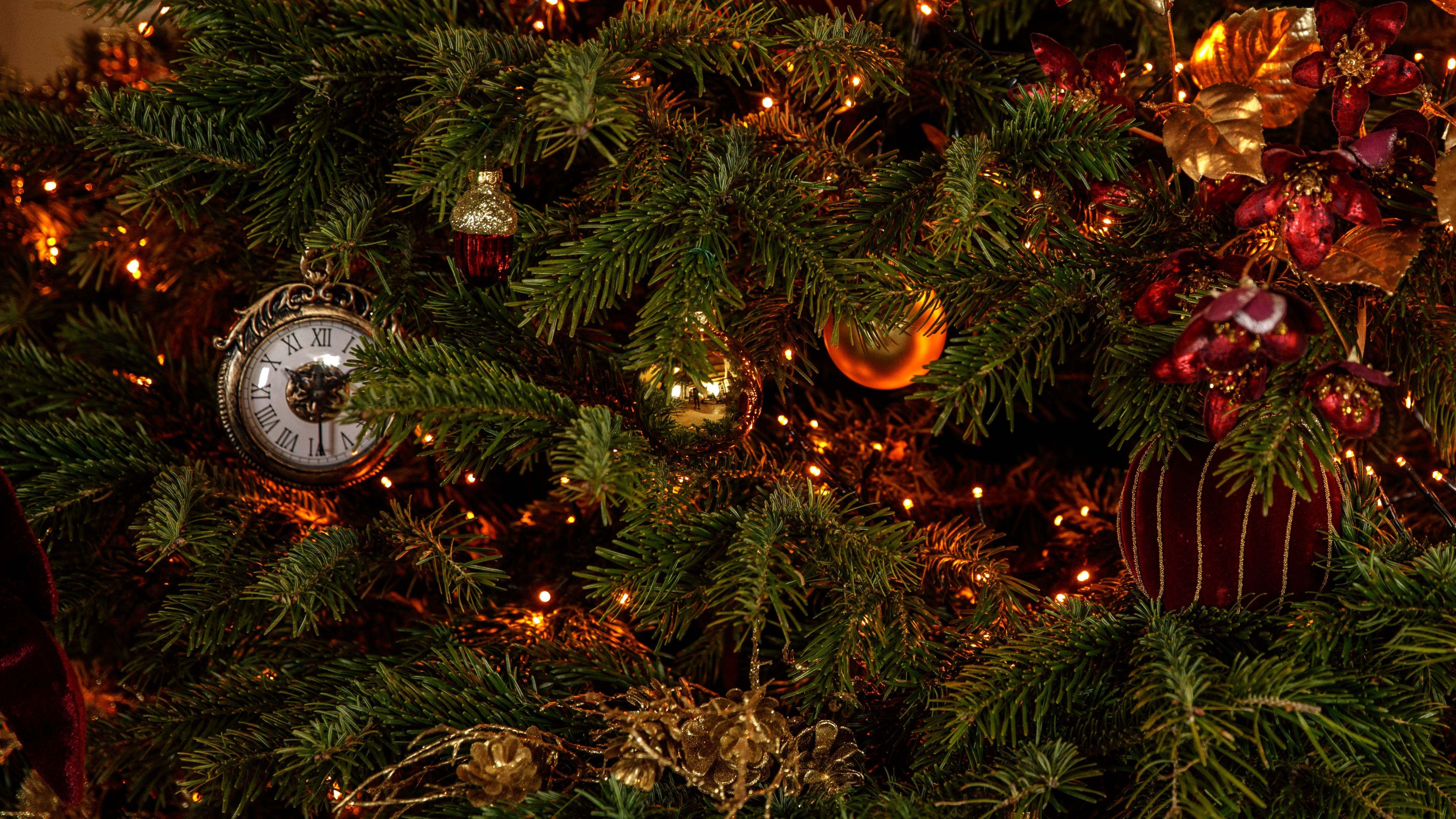 Zoom sur les décorations de Noël dans le sapin