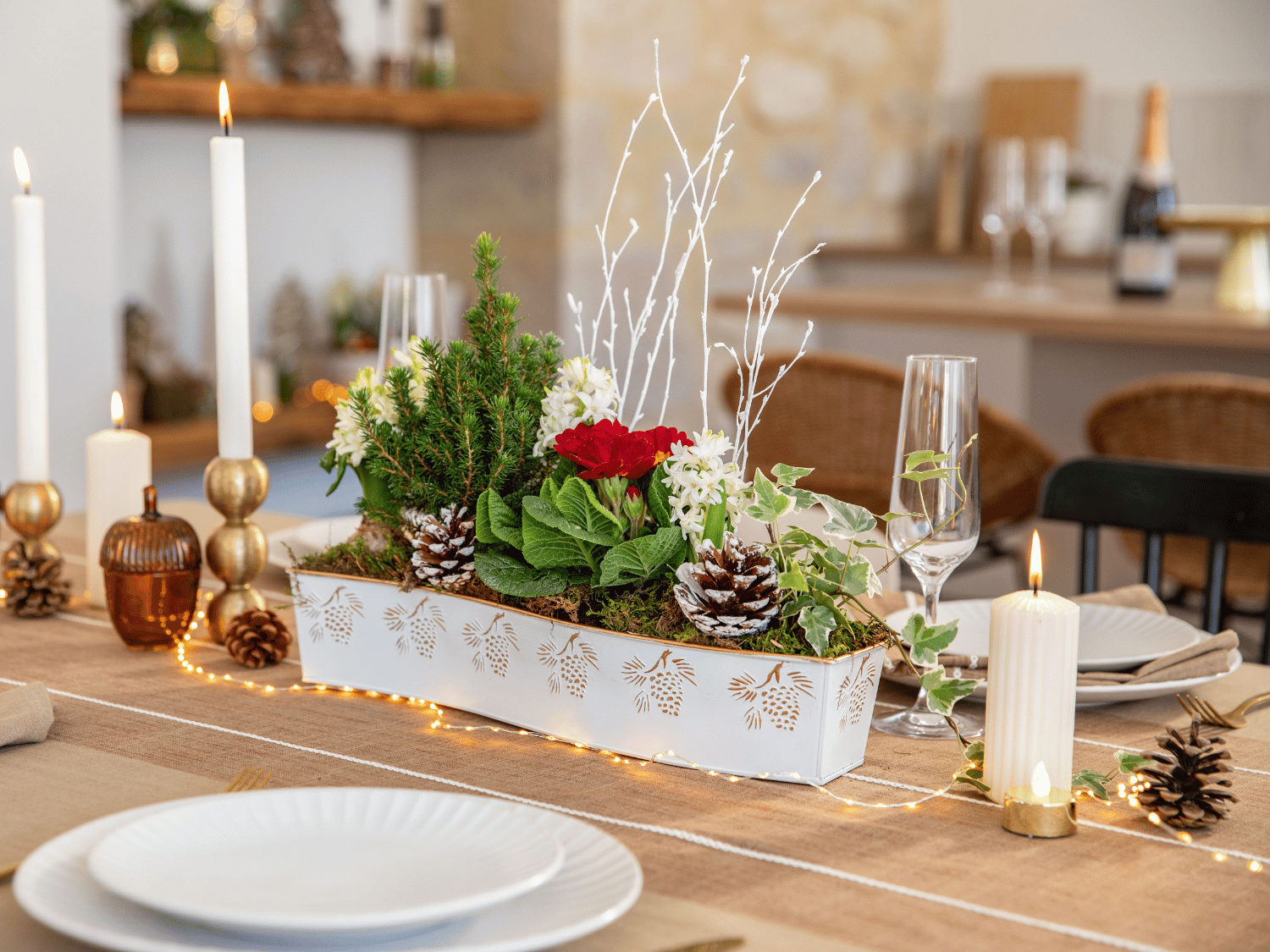 Une table de fête avec une composition végétale comme centre de table et décoration principale