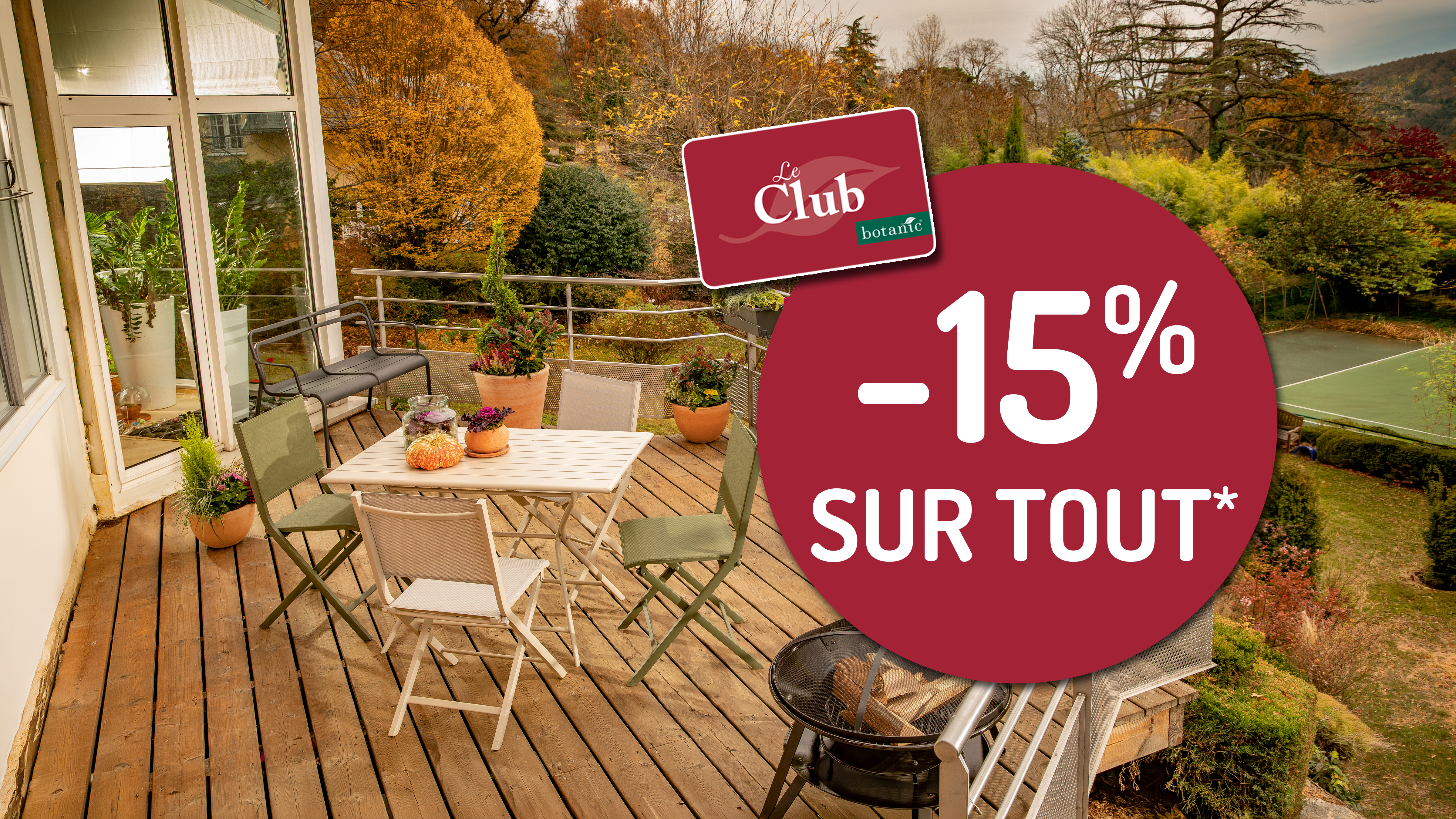 Un balcon d'automne avec une table de jardin