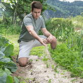 Homme en train de semer des graines