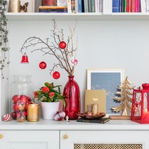 Des décorations de Noël sur une étagère