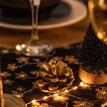 Une guirlande lumineuse sur une table de Noël