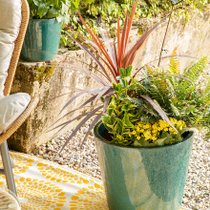 Un pot en terre cuite bleu émaillé sur une terrasse