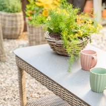 Zoom sur des mugs sur une table basse en osier