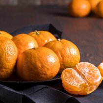 Des mandarines dans une assiette