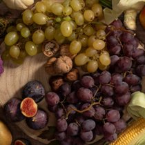 Des raisins et des figues sur un rondin de bois