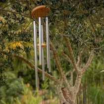 Un carillon suspendu à un arbre