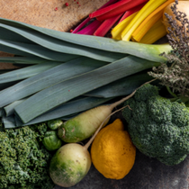 Un zoom sur des légumes et fruits d'hiver avec des poireaux au centre