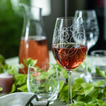 Une table de pâques décorée au style contemporain, avec un zoom sur des verres de vin