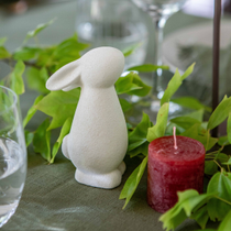 Une table de pâques décorée au style contemporain, avec un zoom sur un lapin