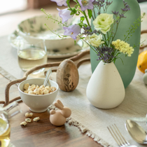 Une table de pâques décorée au style campagne, avec un zoom sur un lapin