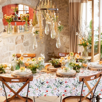 Une table décorée avec des fleurs séchées