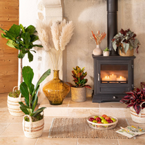 Un coin détente décoré de fleurs séchées