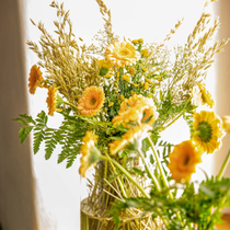 Un bouquet de fleurs au bord d'une fenêtre.