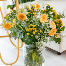 Un bouquet de fleurs dans un vase.