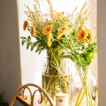 Des bouquets de fleurs dans des vases.