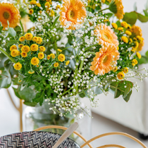 Un bouquet de fleurs et un bol.