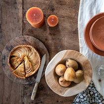 Une table en bois, une tarte aux pommes et des poires