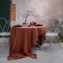 Une table extérieure avec une nappe drapée