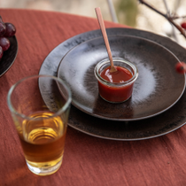 Une table extérieure avec des assiettes noires