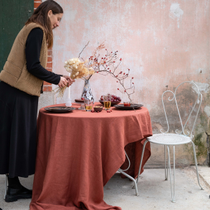 Une table drapée, et une femme qui la décore