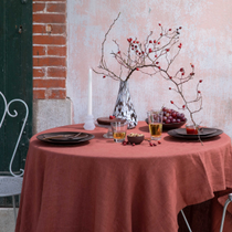 Un zoom sur une table drapée extérieure