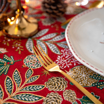 Couverts sur une table de Noël