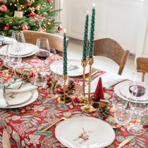 Des décorations sur une table de Noël