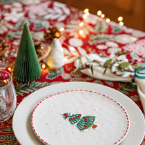 Des décorations sur une table de Noël