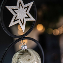 Des suspensions boules et étoiles sur un sapin graphique