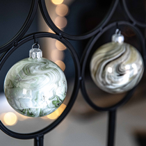 Des boules de Noël suspendues à un sapin graphique