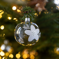 Une boulle de noël fleur comme suspension