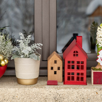 Un rebord de fenêtre pour Noël avec des compositions et des maisons en bois