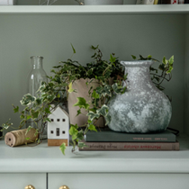 Un étagère décorée au style nordique