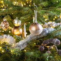 Un sapin de Noël décoré avec des boules, guirlandes et suspensions