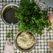 Une table au style campagne décorée avec un bouquet d'aromates